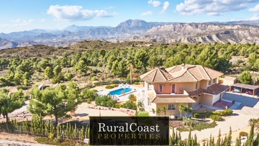 Casa Independiente en Busot 5 Dormitorios 4 Baños con Piscina y 10,000m2 de Terreno