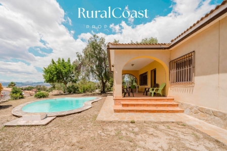 Charmante freistehende Villa mit 4 Schlafzimmern, 2 Bädern, 2 Garagen, Zentralheizung und einem zu renovierenden Pool.