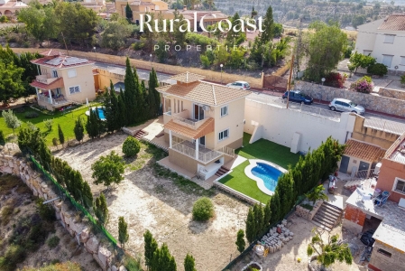 Villa indépendante, parcelle de 891 m², 3 chambres, 2 salles de bains complètes, WC invités, piscine, climatisation.