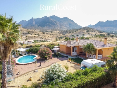 Chalet independiente, Parcela 831m2, 3 habitaciones, 2 baños, piscina, estufa de leña