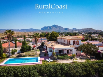 Chalet Independiente, 350 m2, 4 hab. y 3 baños, Piscina, Calefacción Gas butano.