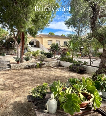 Villa individuelle, parcelle de 1.130 m², 4 chambres, 2 salles de bains, jardin et vue sur la montagne.