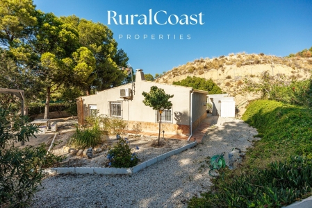 Chalet independiente en Busot, 3 habitaciones, un baño, casita, 1570m2 de parcela.