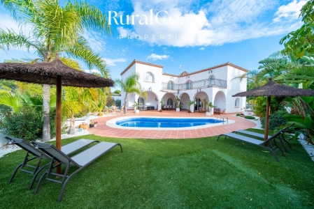 Villa independiente, 1200m2 parcela, 310m2, 6 habitaciones, 5 baños, piscina, Aire Acondicionado.