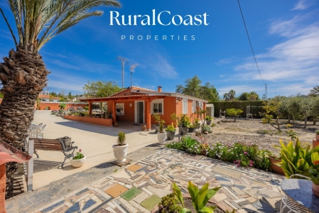 Chalet independiente, parcela 1190m2, 4 habitaciones, 1 Baño completo, piscina, jardín, casita con cocina y salón.