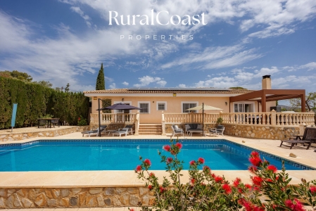 Villa individuelle, terrain de 900m2, 187m2, 3 chambres, 2 salles de bains, piscine, vue sur la mer et les montagnes.