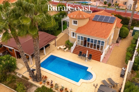 Chalet independiente, 801 m2 parcela, 3 habitaciones, 2 baños completos, Piscina, Pergola, caseta de Madera, AC