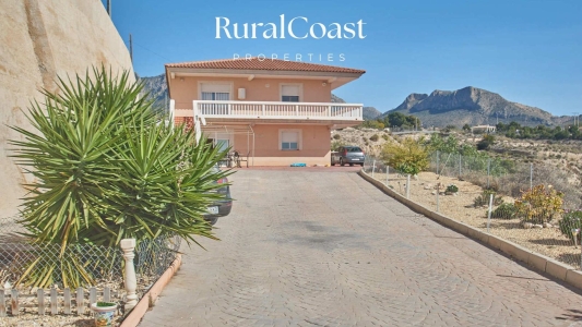 Vrijstaand huis te koop in Busot, 3700 m2 perceel, 300 m2, 4 kamers en 4 badkamers.