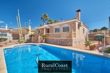 Mooie vrijstaande villa met uitzicht op de bergen en de zee, 3 slaapkamers, 3 badkamers, garage en zwembad in El Campello