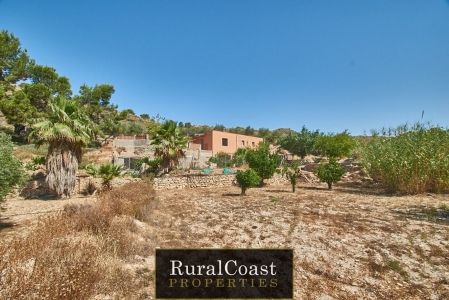 Rustic plot of 8000m2, 123m2 house and the mountains views in el Campello