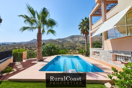 Vrijstaande villa van 481m2 in Coveta Fumá. 1.441m2 perceel met zwembad en spectaculair uitzicht