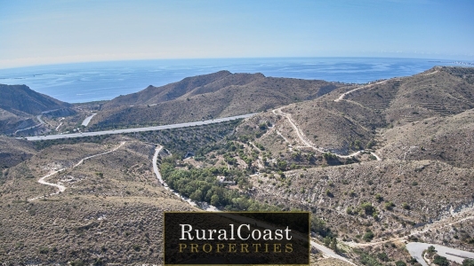 Rustic finca of 63 hectares with a house of 369m2 in EL Campello