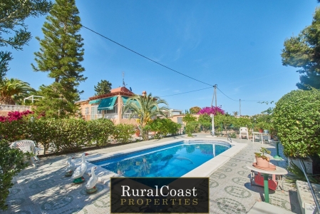 Hermoso chalet independiente con 6 dormitorios, 3 baños, garaje y piscina en El Campello