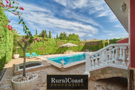 Chalet independiente con parcela 5 dormitorios, 3 baños, piscina, sótano y garaje