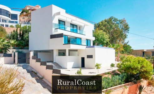 Gloednieuwe luxe villa met 4 slaapkamers in Coveta Fuma met uitzicht op zee.