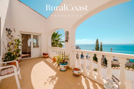 Chalet independiente, 937m2 parcela, 5 habitaciones , 3 baños, piscina, vistas al mar