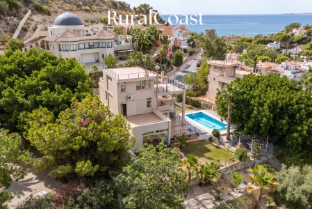 Villa exclusiva de 4 dormitorios y 4 baños con piscina y vistas al mar y montaña en Coveta Fumá, Campello