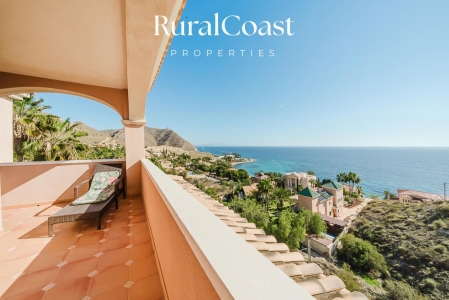 Magnífico y amplio Villa Independiente, parcela 1474m2, 5 habitaciones, 4 baños, garaje, piscina y vistas al mar.