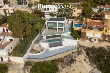 Villa de lujo en primera linea de mar en Coveta Fumá con piscina, 5 habitaciones, 5 baños y garaje
