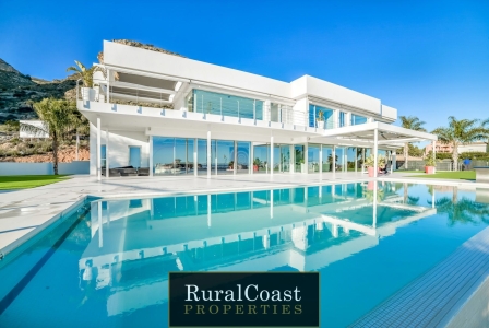 Vrijstaande luxe villa met 5 slaapkamers, 7 badkamers, zwembad, garage en lift met uitzicht op zee in Finestrat, Benidorm