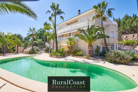 Spectacular luxury villa with the best views of Finestrat with 6 bedrooms, 3 bathrooms, 10,000m2 and sea views