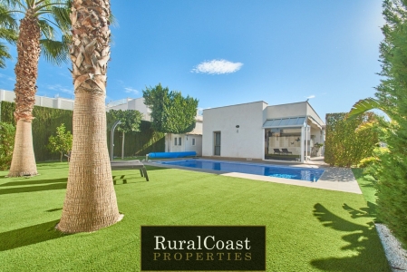 Bonito chalet grande de nueva construcción con 3 dormitorios, 2 baños y piscina privada en La Marina