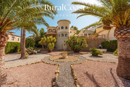 Villa mediterránea con piscina, vistas al mar y parcela de 1.300 m² en La Nucía