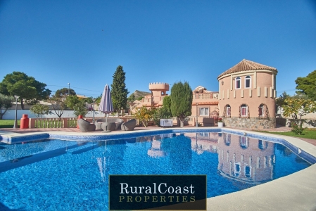 Villa con bonitas vistas, 4 dormitorios 4 baños, piscina y 2200 m2 de parcela en Valle del Sol