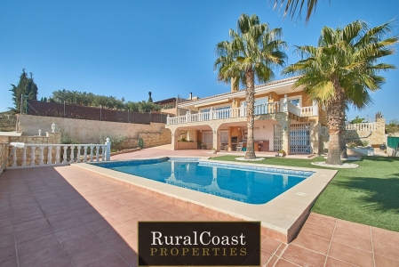Beautiful independent villa with mountain views with 4 bedrooms, 4 bathrooms and pool in Mutxamel-Tangel