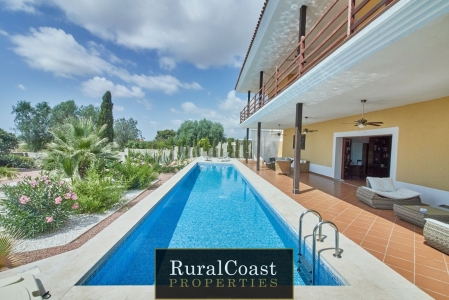 Mooie, moderne 4-persoons Villa van 380m2 met groot privé zwembad en tuin