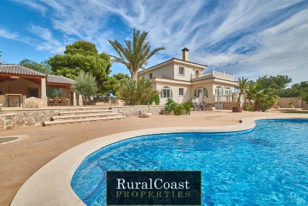 Detached villa for sale in Mutxamel with 4 bedrooms, 5 bathrooms, private pool with waterfall