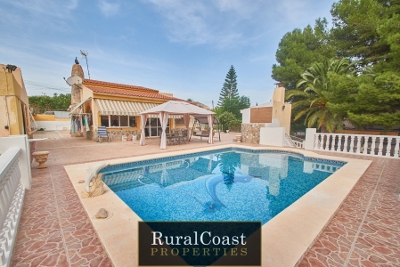Chalet independiente en Muchamiel con 3 habitaciones, piscina y 1900m2 de terreno