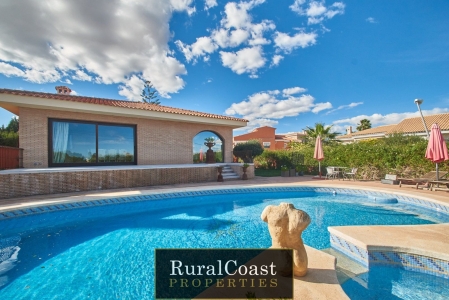 Beautiful independent villa with mountain views with 4 bedrooms, 2 bathrooms and pool in Mutxamel