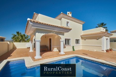Beautiful independent villa with 5 bedrooms, 3 bathrooms pool and mountain views in Bonalba Golf