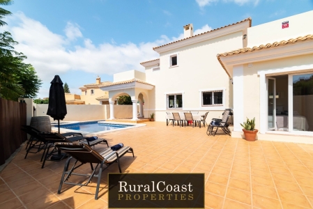 Preciosa villa independiente de 5 dormitorios, 3 baños piscina y vistas a la montaña en Bonalba Golf