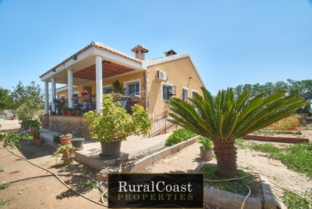 Chalet Independiente, 28 cuadras de caballos, 9459m2 terreno, 190m2, 5 habitaciones y 2 baños, Aire acondicionado y Calefacción Centralizada a gasoil.