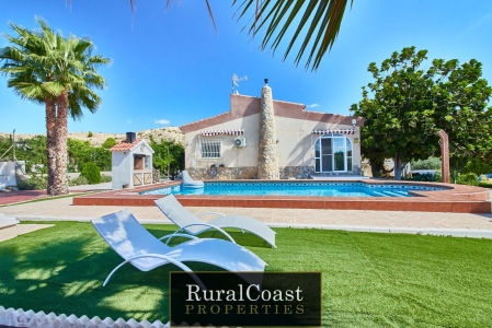 Magnificent independent villa ready to move into with 3 bedrooms, 2 bathrooms, 2000m2 of plot, pool and garage for