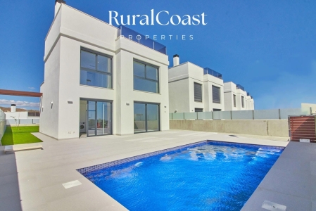 Chalet Independiente de 118m2 en El Campello. Piscina privada y vistas al mar y montaña