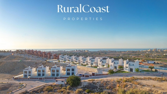 Chalet Independiente de 118m2 en El Campello. Piscina privada y vistas al mar y montaña