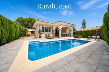 Freistehende Villa, 513 m² Grundstück, komplett auf einer Ebene, 4 Schlafzimmer, 2 Badezimmer, privater Pool, Klimaanlage, private Garage.