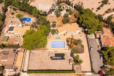 Detached Villa, 3,500 m² Plot, 331 m² Built, 4 Bedrooms, Guest House and Swimming Pool to Renovate