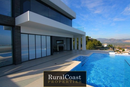 Villa te koop in Pego, met 180 m2, 4 kamers en 3 badkamers, Zwembad en Airconditioning.