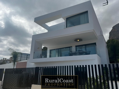 Chalet independiente de diseño con 3 dormitorios, 2 baños, aparcamiento, piscina privada y vistas al mar y montaña en Polop