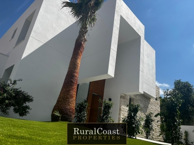 Chalet independiente de diseño con 3 dormitorios, 2 baños, aparcamiento, piscina privada y vistas al mar y montaña en Polop