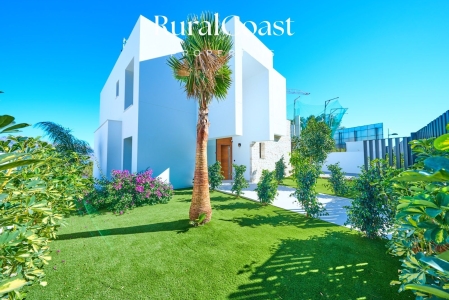 Detached designer villa with 3 bedrooms, 2 bathrooms, parking, private pool and sea and mountain views in Polop