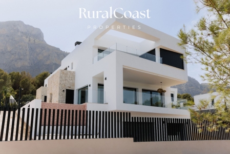 Chalet independiente de diseño con 3 dormitorios, 2 baños, aparcamiento, piscina privada y vistas al mar y montaña en Polop