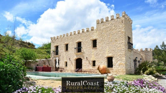 Chalet Independiente en venta en Relleu, con 363 m2, 5 habitaciones y 2 baños, Piscina y Trastero.