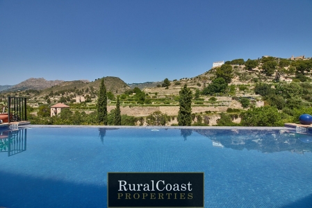Beautiful estate of several properties (680 m2 of renovated living space). 10 bedrooms. 8 bathrooms and 17,000 m2 of land, pool, garden and incredible mountain views