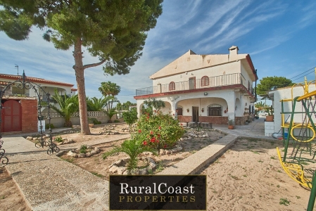 Preciosa propiedad con terreno de 700m2 2000m2 de parcela, 6 dormitorios, 3 baños, piscina, jardín y vistas a la montaña