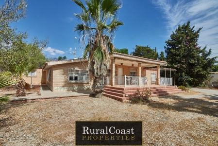 Preciosa propiedad de 1500m2 de parcela, 3 habitaciones, 3 baños y piscina en San Vicente del Raspeig